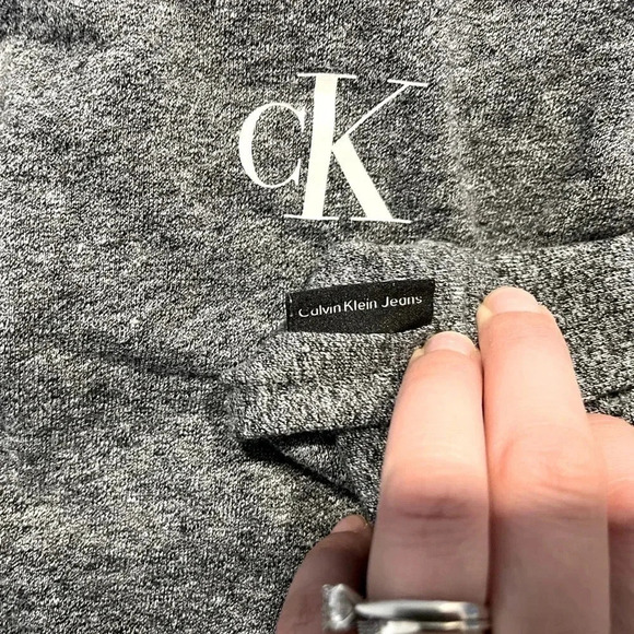 Calvin Klein Jeans/ Grey cropped pullover hoodie sweater/ Size US XS - Picture 7 of 10